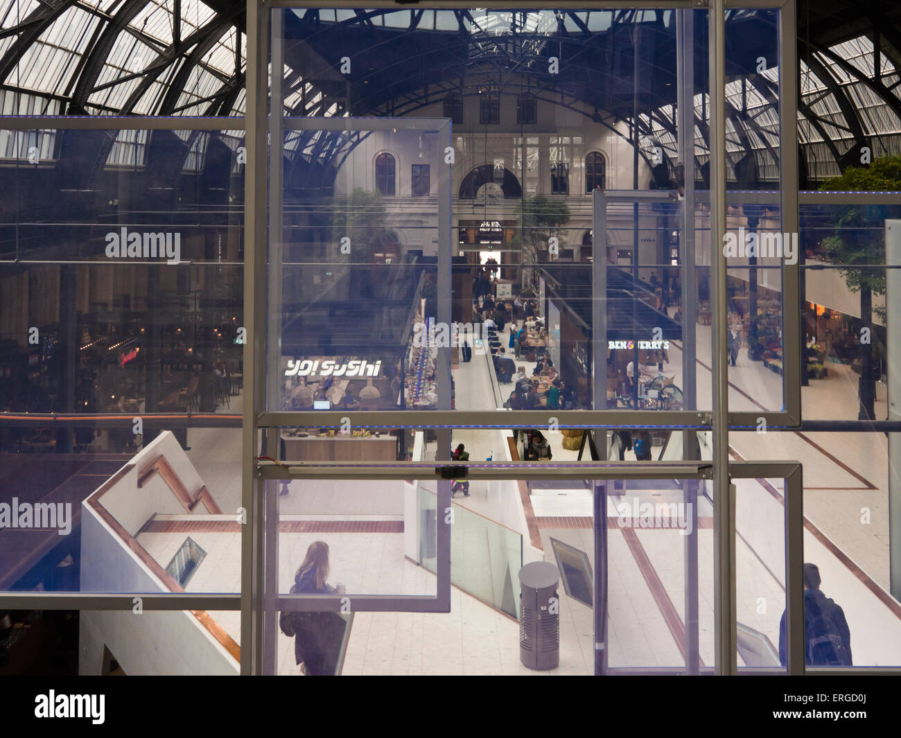 Ostbanehallen, Oslo Norvegia, stazione ferroviaria convertiti in prodotti alimentari e ristorante corte, popolare moderno e alla moda e ambiente Foto Stock