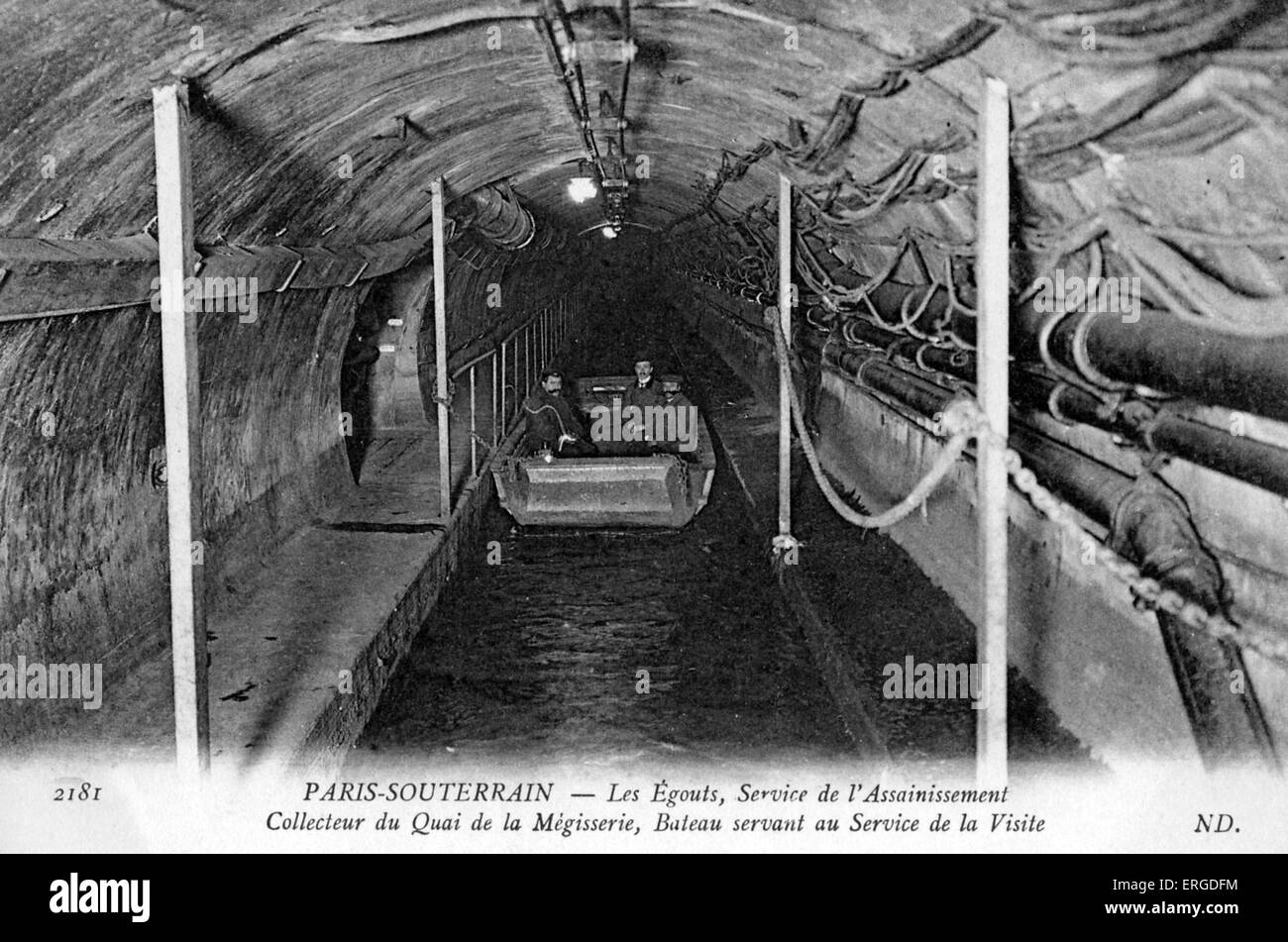 Parigi fognature - opere di igiene al Quai de la Mégisserie drain, con ospite 's barca. Nei primi anni del XX secolo. Foto Stock