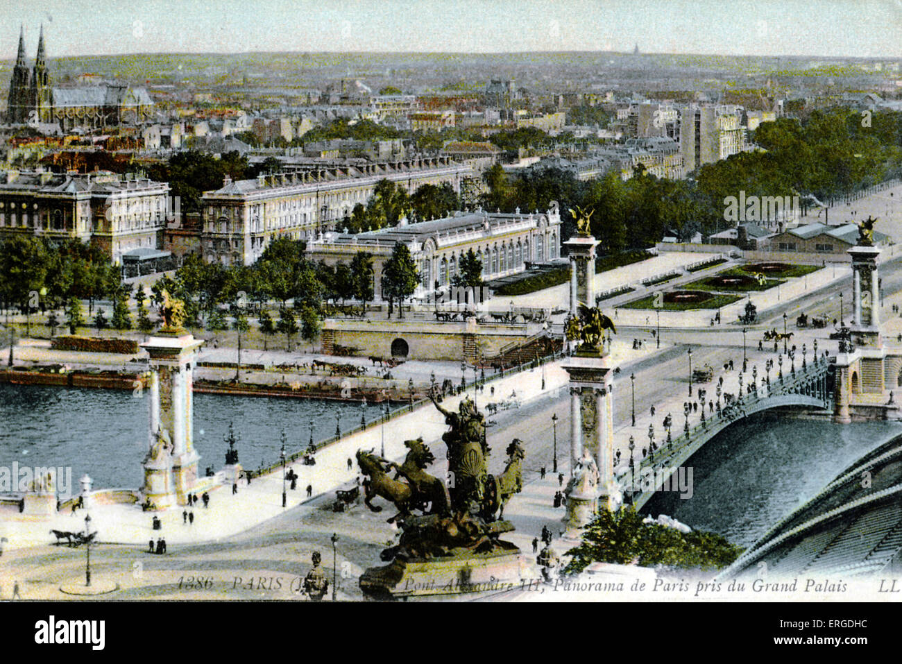 Pont Alexandre III, Parigi, c. 1900. Panorama ripreso dal Grand Palais. Foto Stock