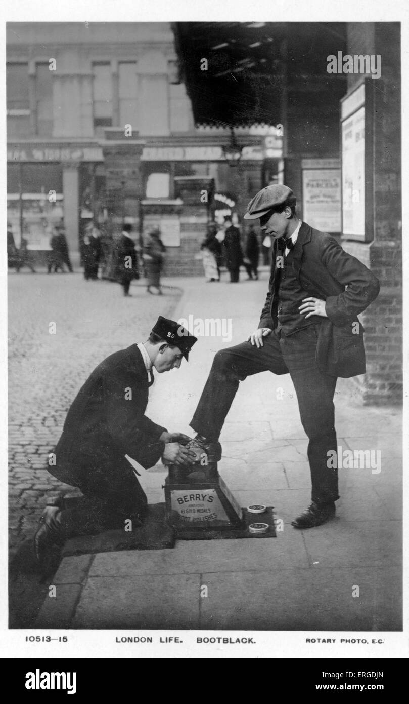Un bootblack al lavoro, Londra. Mostra un bootblack brilla con un altro uomo scarpe. Foto Stock