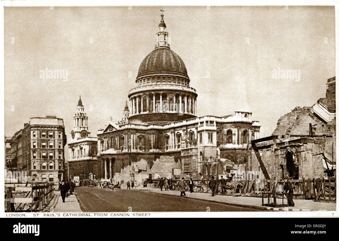Danni di guerra a Londra: vista di St Paul 's. Vista di St Paul 's Cattedrale da Cannon Street che mostra i danni causati a Londra dai bombardamenti tedeschi durante la Seconda Guerra Mondiale. La didascalia sul retro si legge: ' 'impegniamoci tutti senza venir meno alla fede o in un dovere" Il Primo ministro". Foto Stock
