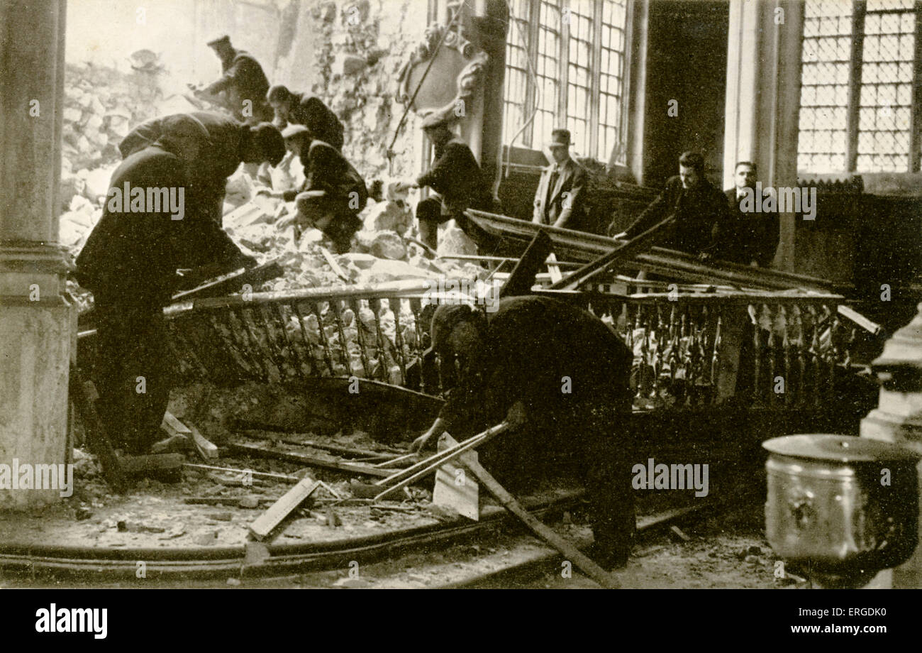 Danni di guerra a Londra: tutti Hallows dalla torre. Dicembre 1940 il mattino dopo una bomba cadde sulla parete est. Tutti Hallows è Foto Stock