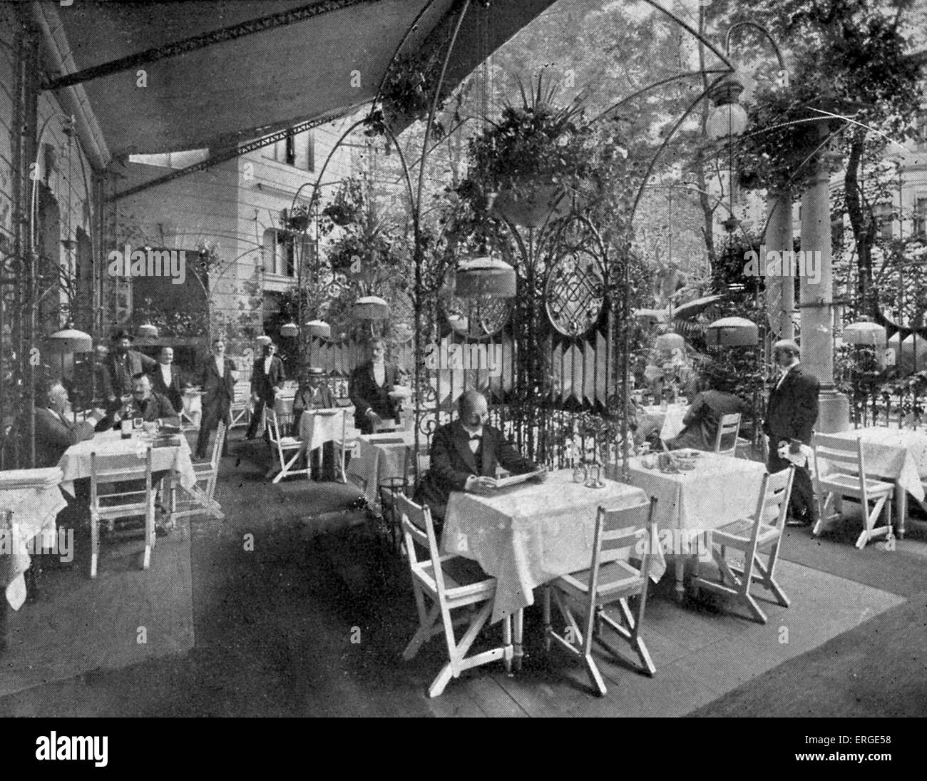 Weinrestaurant (stile Viennese) Traube, Berlino, Germania (pre- 1902). Leipzigerstrasse. Volta tipico del secolo i camerieri e Foto Stock