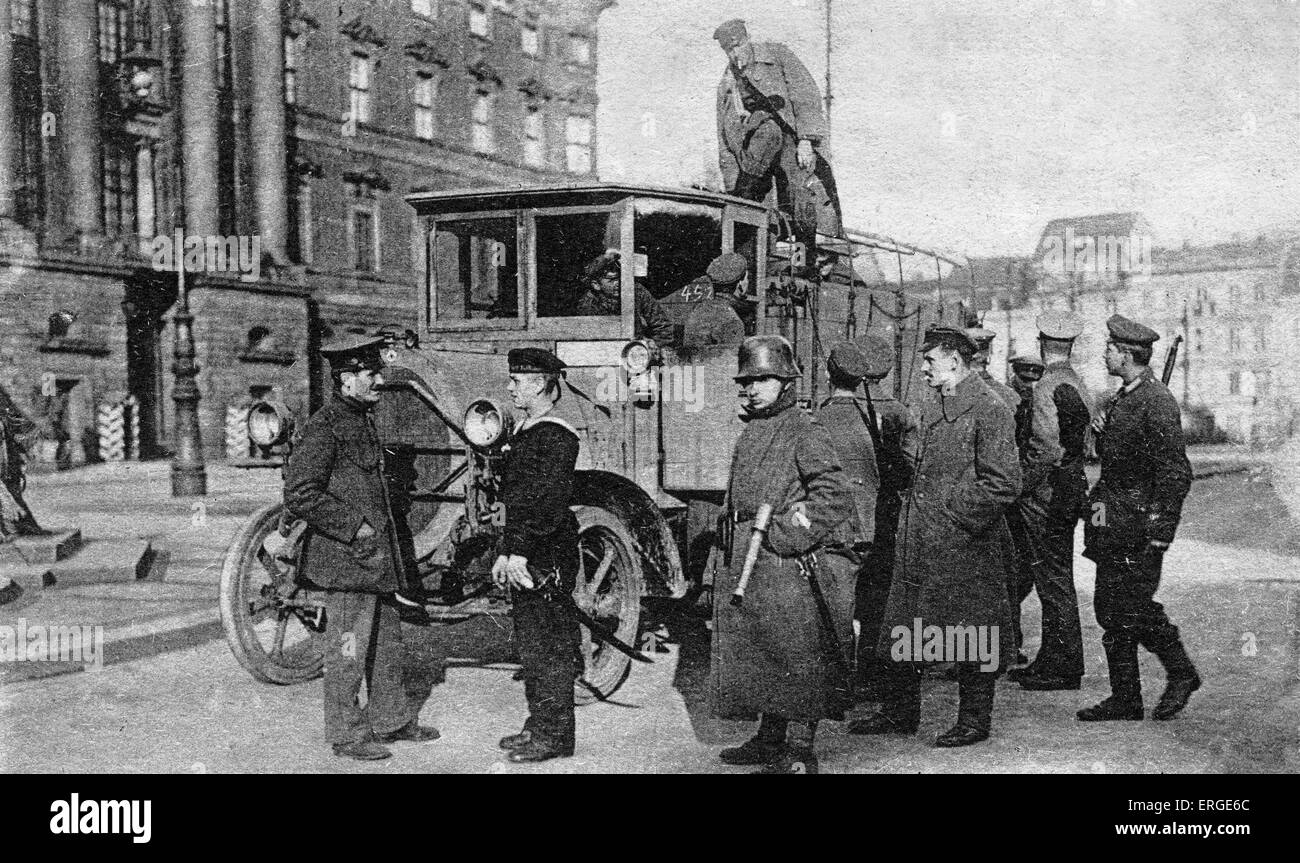 Tedesco (Novembre) rivoluzione a Berlino, Germania. I delegati' auto di fronte all'Stadtschloss, da cui la Spartacist Foto Stock