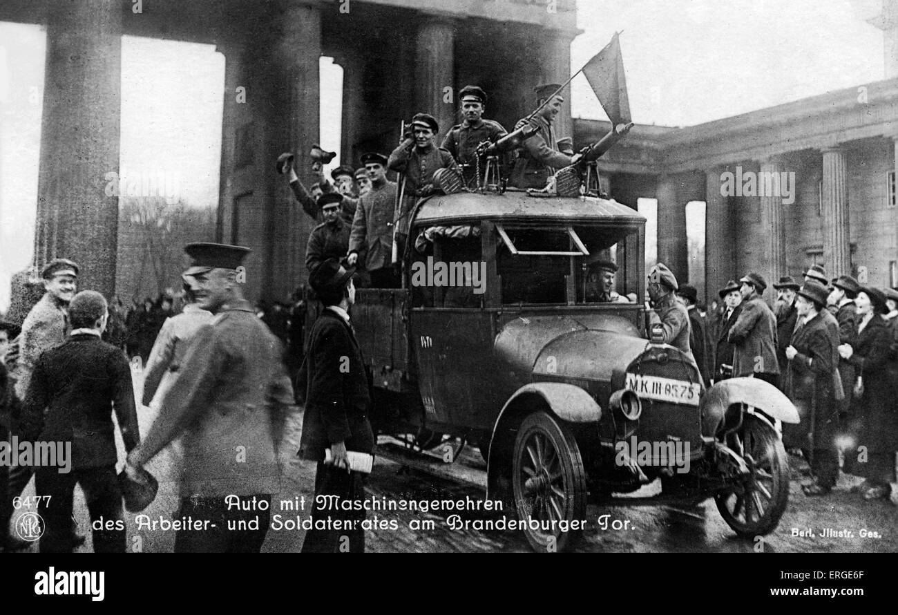 Tedesco (Novembre) rivoluzione a Berlino, Germania, 1918. Auto con le pistole di macchina di fronte al Brandenburger Tor (Brandeburgo Foto Stock