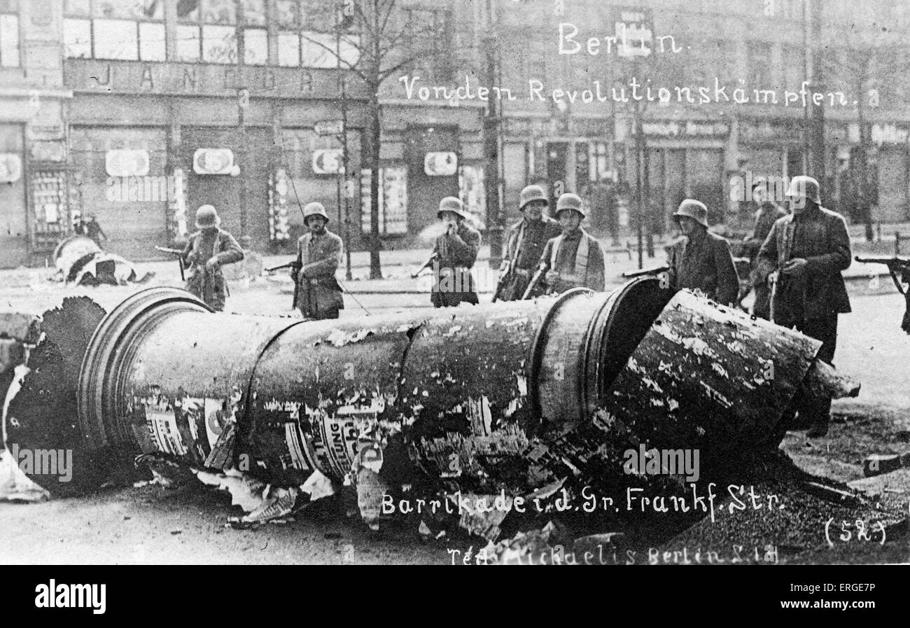 Tedesco (Novembre) rivoluzione a Berlino, Germania, 1918. Le battaglie di strada - barricate in Frankfurter Straße. Nel mese di novembre 1918 Foto Stock