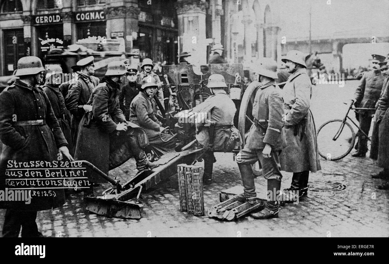 Tedesco (Novembre) rivoluzione a Berlino, Germania, 1918. Scena di strada. Nel novembre 1918 Spartacist leader Karl Liebknecht Foto Stock