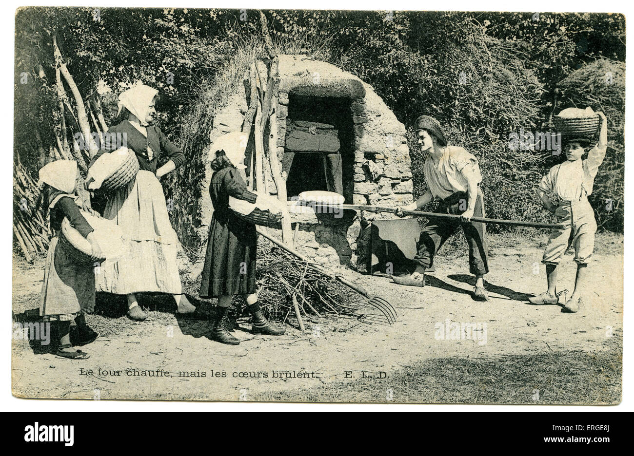 Communal forno del pane in Francia rurale (inizio del XX secolo). Didascalia: 'Le quattro chauffe, mais les coeurs brûlent' ('il forno si riscalda Foto Stock