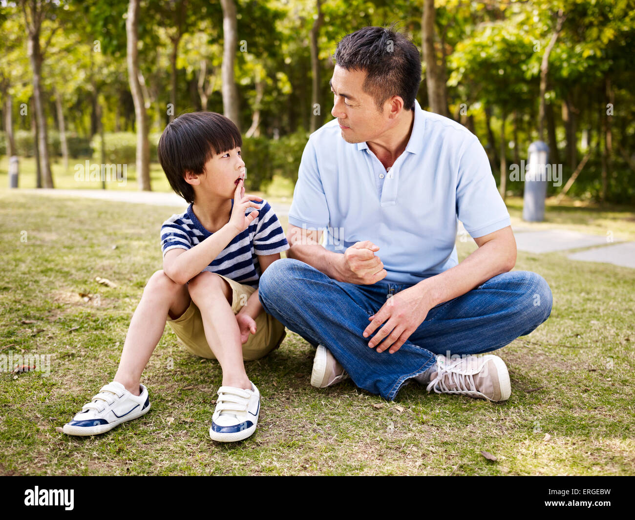 Padre asiatici incoraggiante figlio bambino Foto Stock
