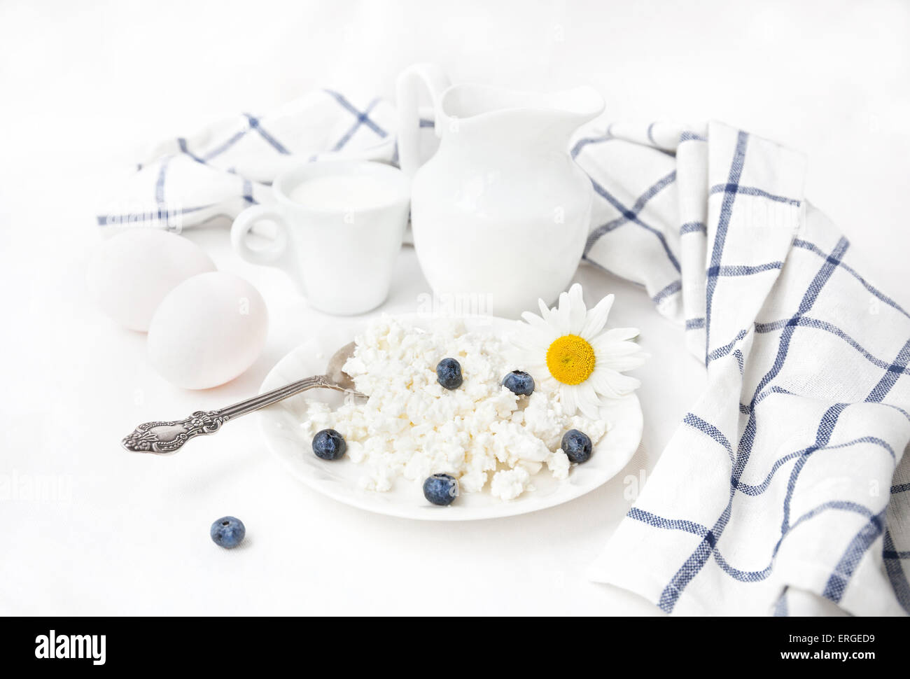 Prodotti caseari con mirtillo e uova a colazione Foto Stock