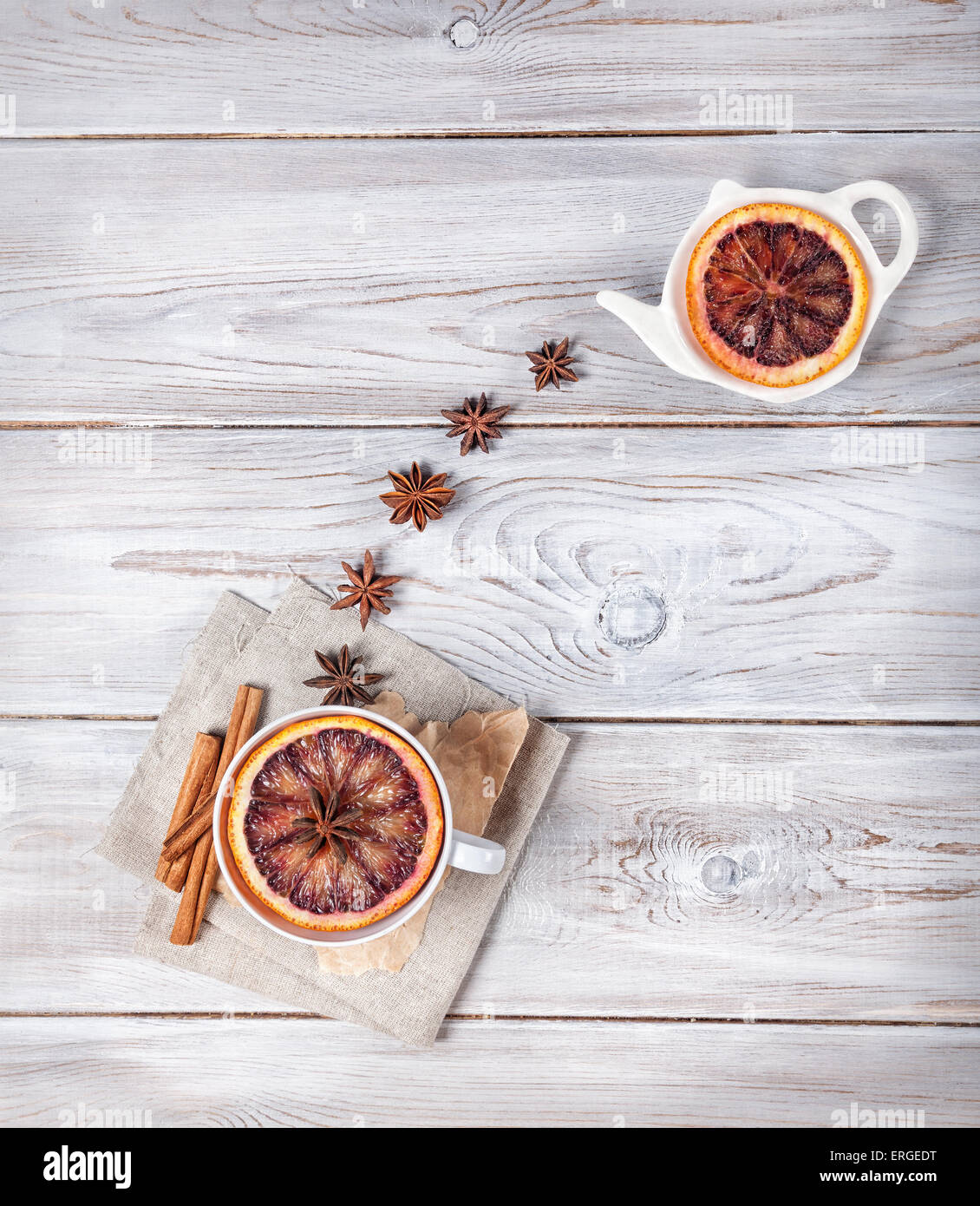 Tè marocchino con spezie e fetta di arancione sul bianco sullo sfondo di legno Foto Stock