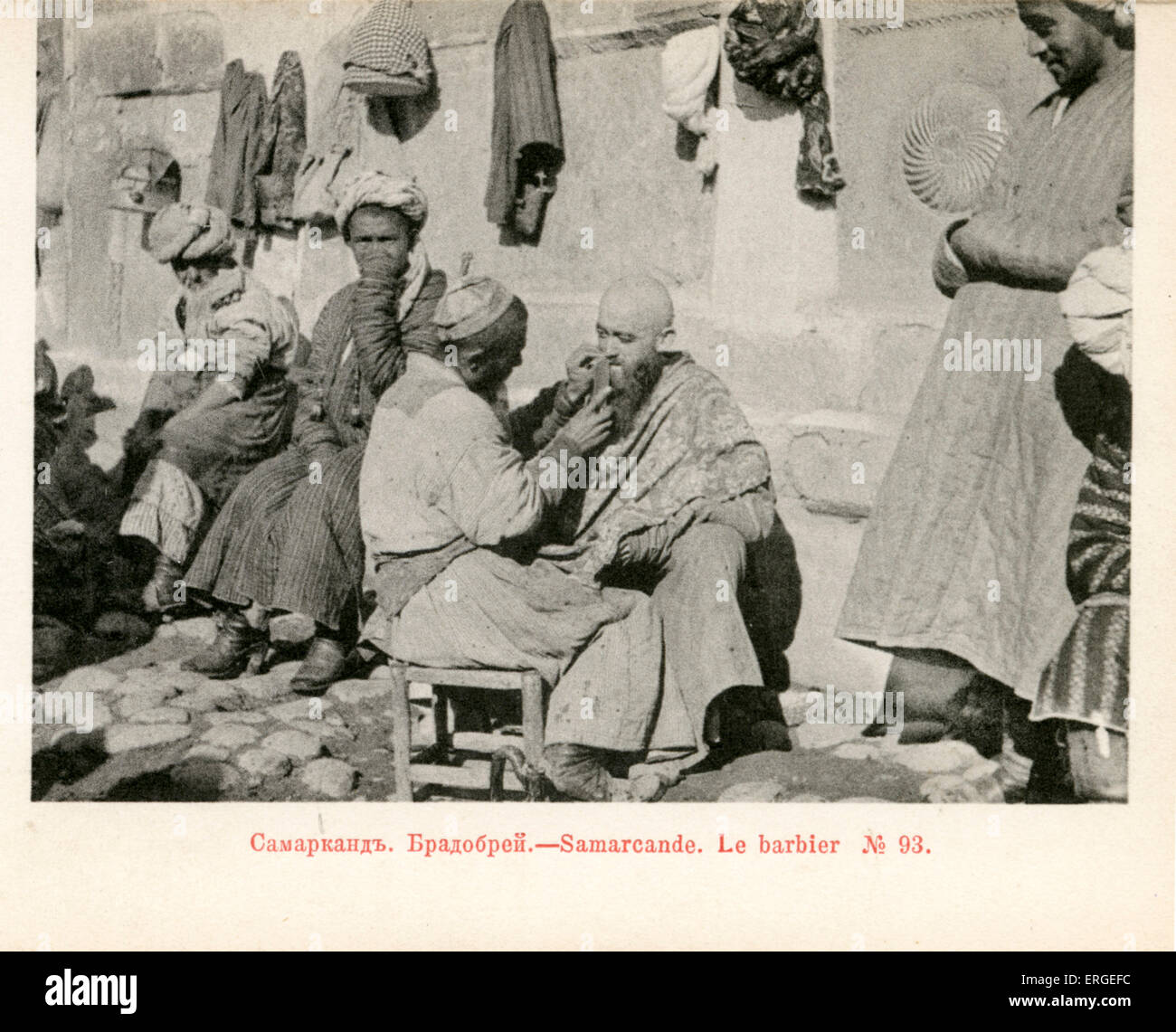 Barbiere maneggiando il suo commercio di strade di Samarcanda, c. 1900. Il giorno moderno Uzbekistan, fino al 1924 parte dell Impero Russo. Foto Stock