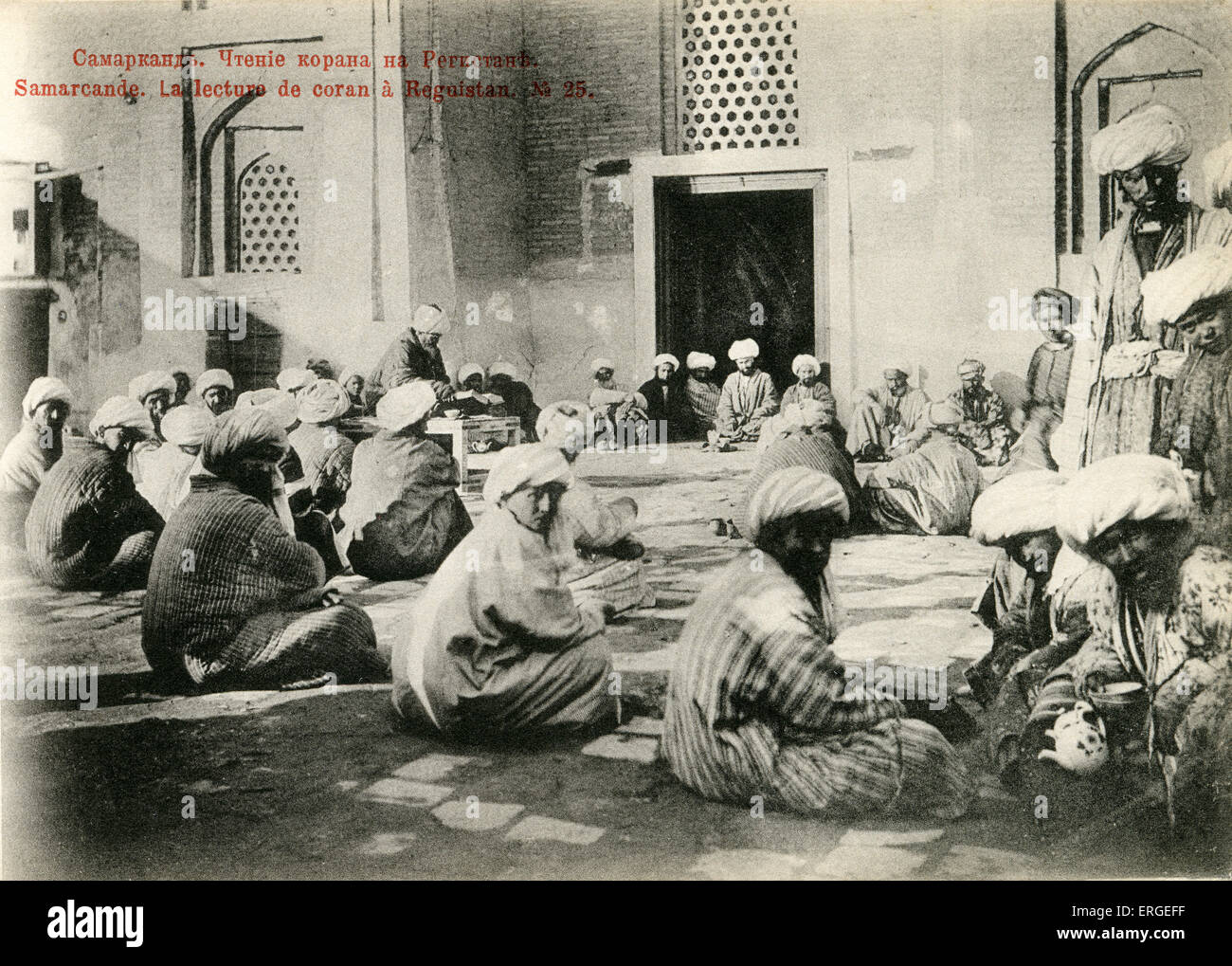 La lettura del Corano al Registan, Samarcanda, c. 1900. Il giorno moderno Uzbekistan, fino al 1924 parte dell Impero Russo. Foto Stock