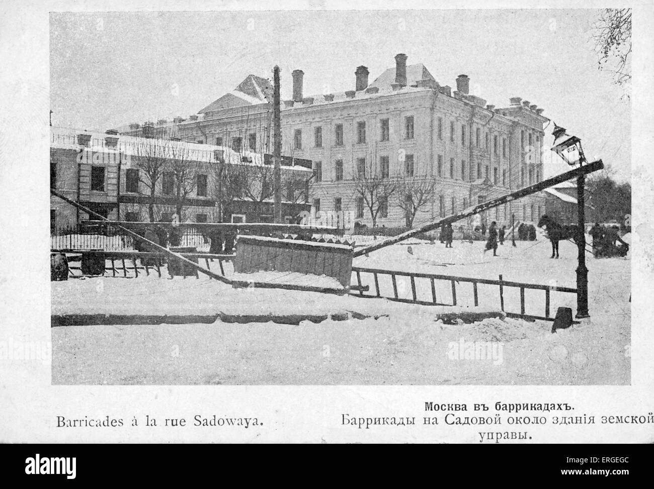 Street barricate durante 1905 Rivoluzione Russa - Sadovaya Street, Mosca. Ondata di massa politico e sociale che si diffondono attraverso vaste aree dell'impero russo (1905 - 1908). Sconfitto da Nicholas II. Foto Stock