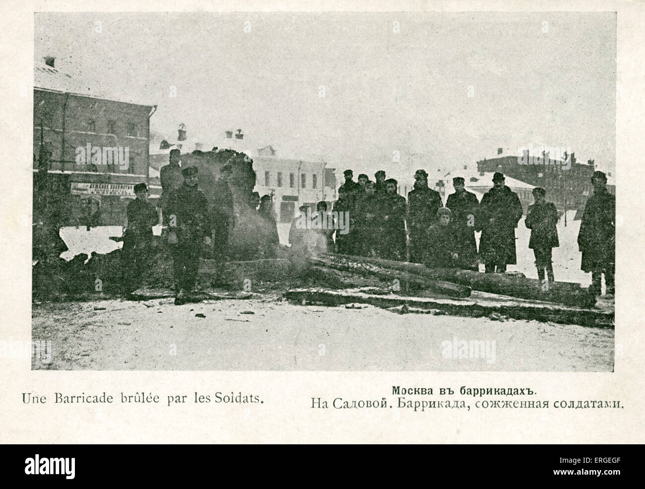 Street barricate durante 1905 Rivoluzione Russa - Mosca. Barricate bruciata dai soldati. Ondata di massa e politica sociale Foto Stock