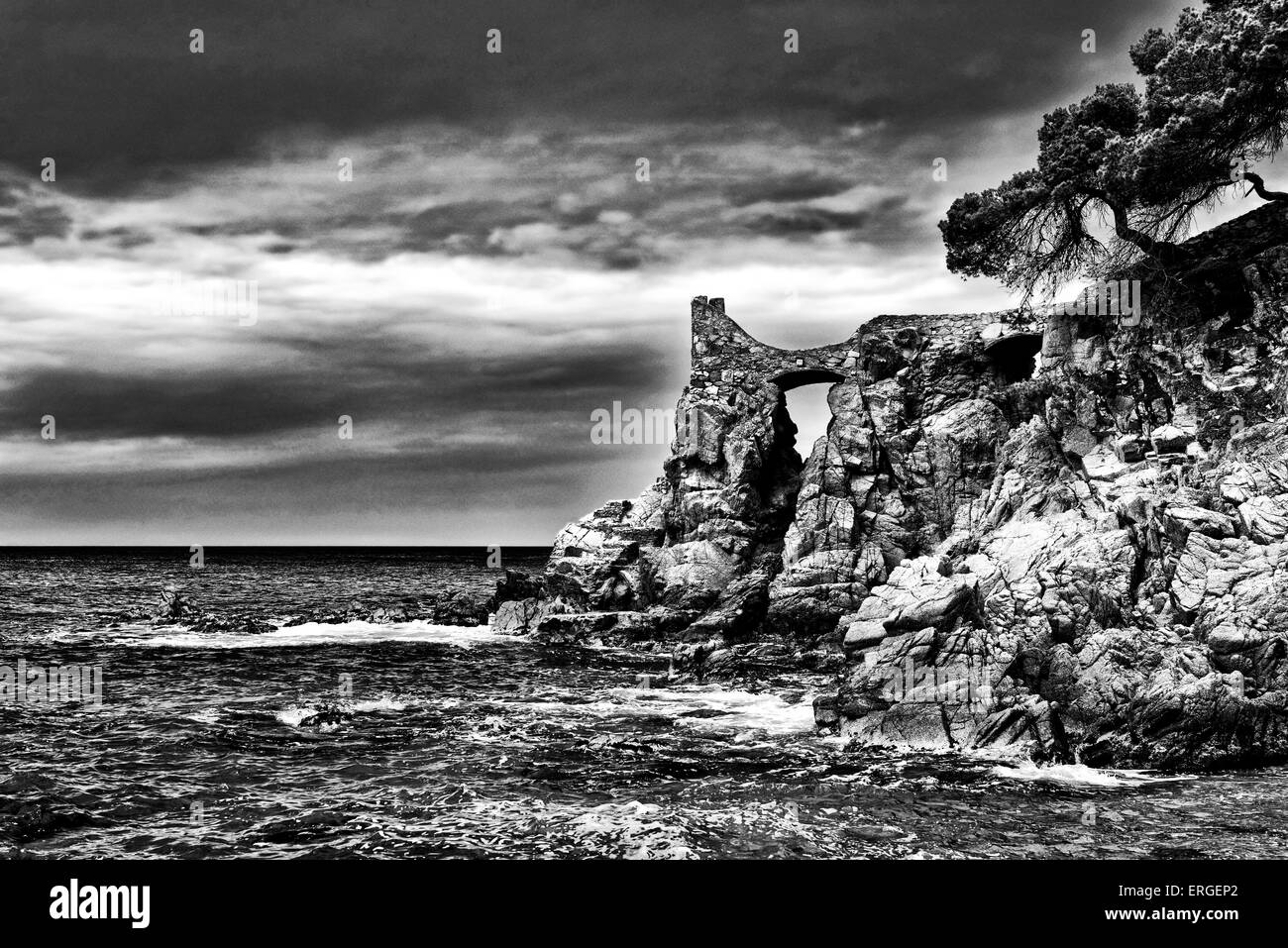 Immagine in bianco e nero del mare Mediterraneo e rocce con fine vintage grana della pellicola Foto Stock