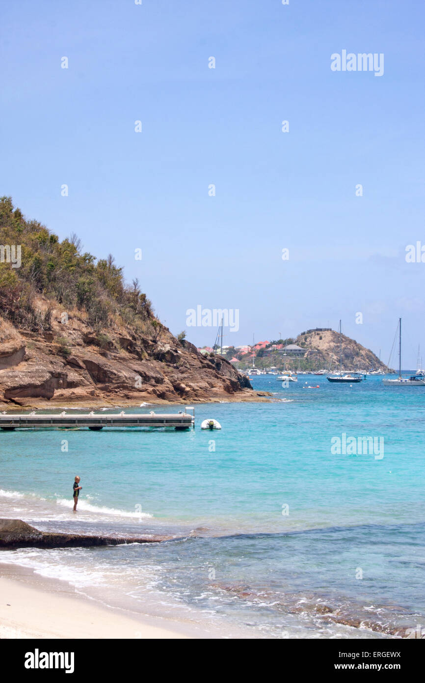 Il ciano Mar dei Caraibi acqua come visto dalla Spiaggia di Corossol su San Barts west coast Foto Stock