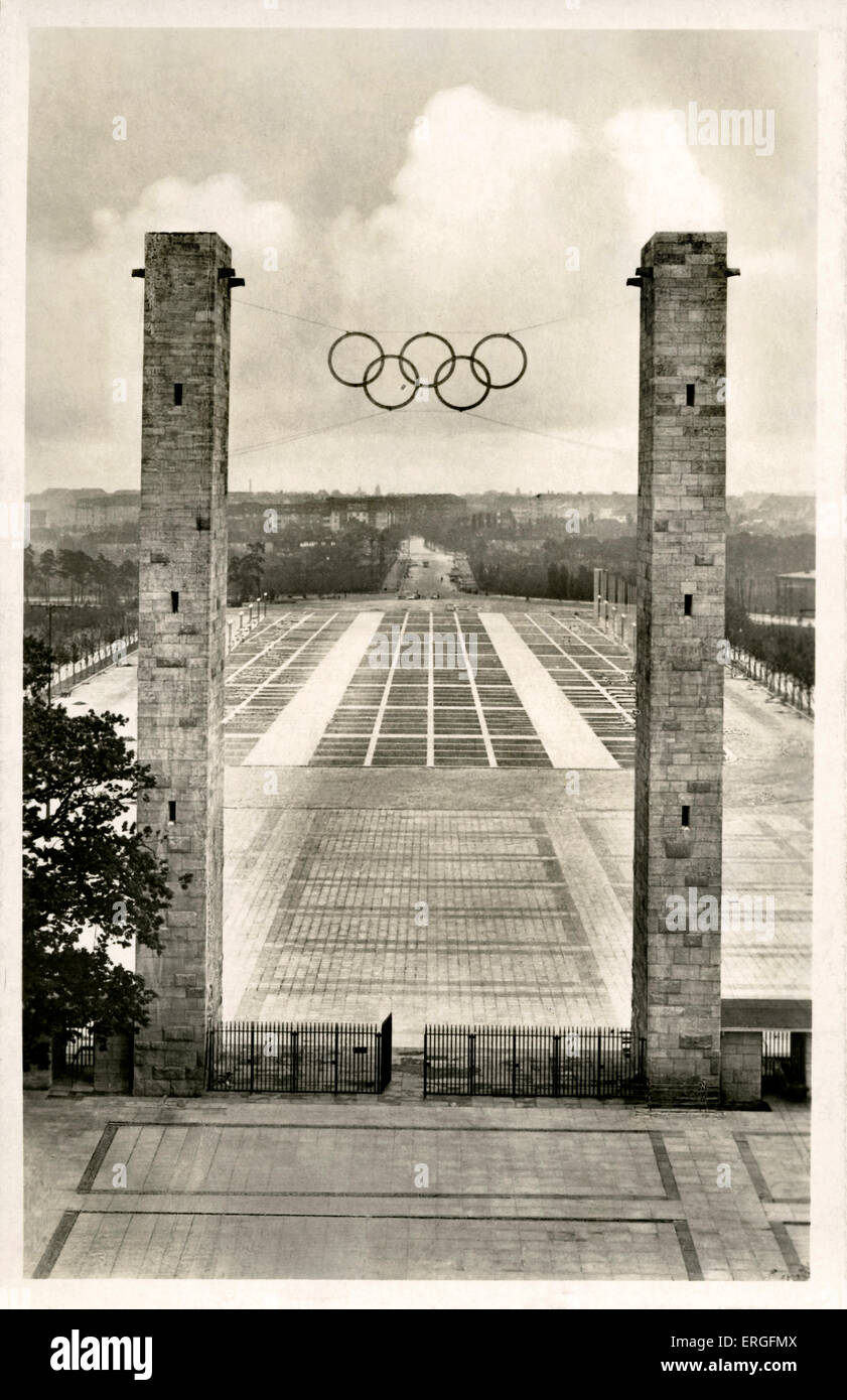 Olimpiadi 1936 Berlino, Germania. Vista di Reichssportfeld attraverso la porta est. Ingresso principale che mostra il simbolo delle Olimpiadi di Foto Stock
