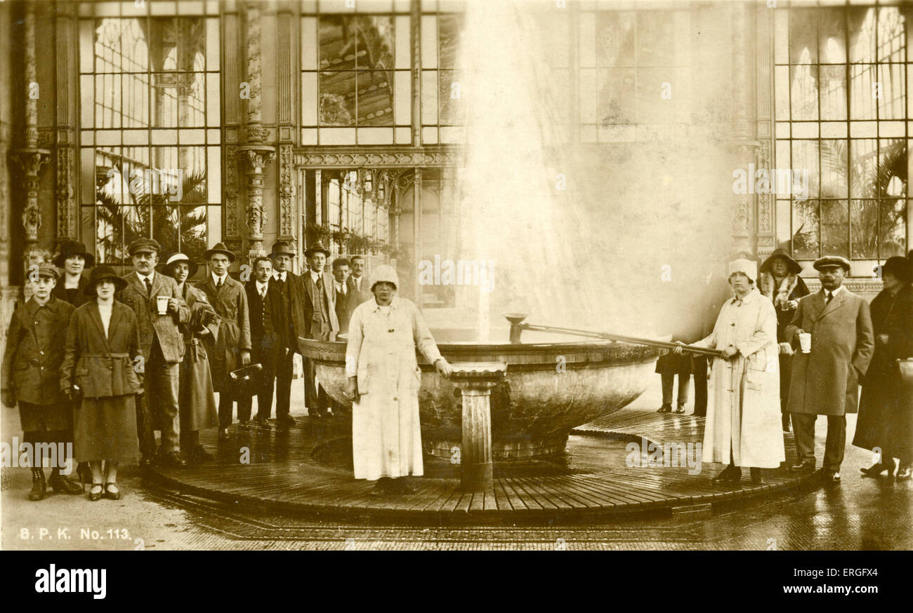 Carlsbad - spa fontana, c. 1926. Boemia, austro- Ungheria (giorno moderno Repubblica Ceca). Noto come Karlovy Vary nella Repubblica Ceca. Spa Foto Stock