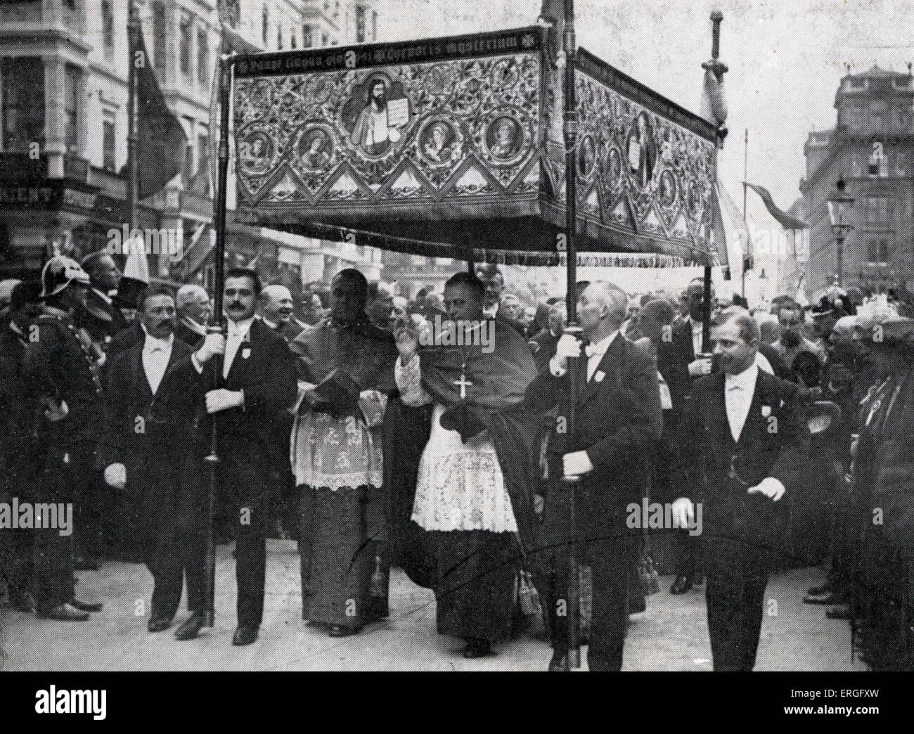 Congresso eucaristico, Vienna, 1912. Figura: legato pontificio van Rossum. International raduno cattolico. Foto Stock