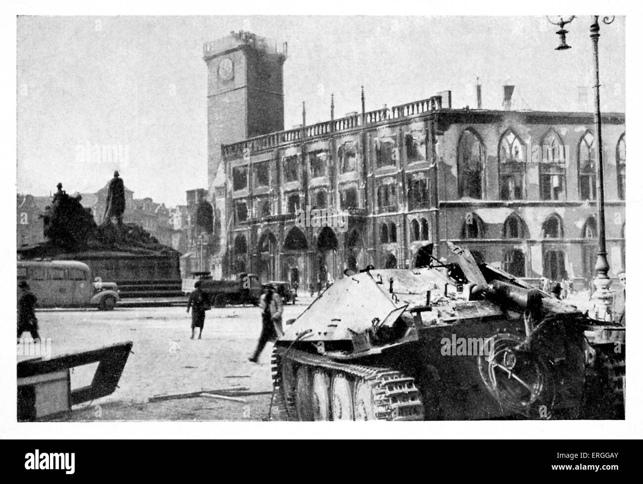 La liberazione di Praga, 1945: Vecchio Municipio dopo gli scontri del 5 maggio 1945 ('Staromestska radnice po bojich dne 5. kvetna Foto Stock