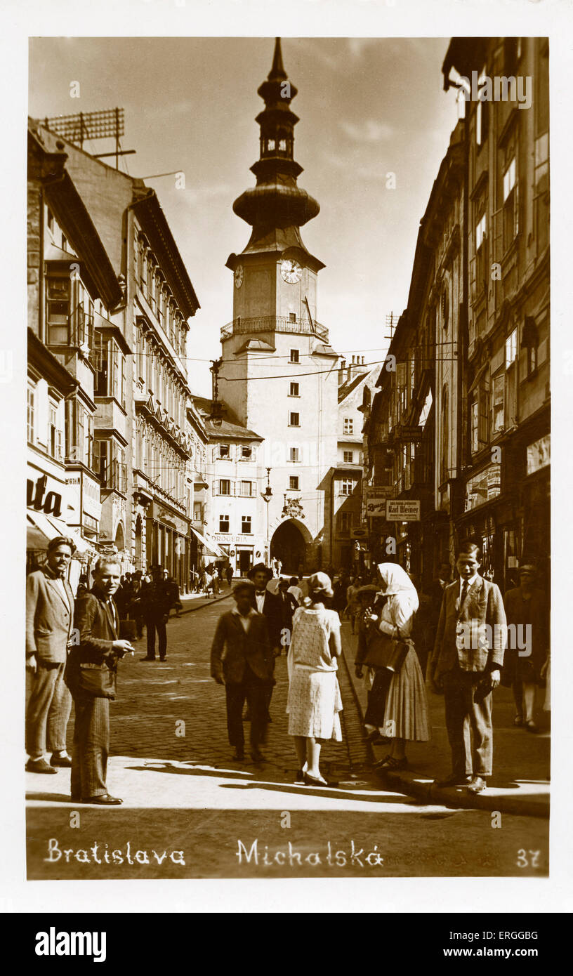 Bratislava: Michael's Gate (Michalská). Conserve di cancello di fortificazioni medievali. Il giorno moderno della Slovacchia. Foto Stock