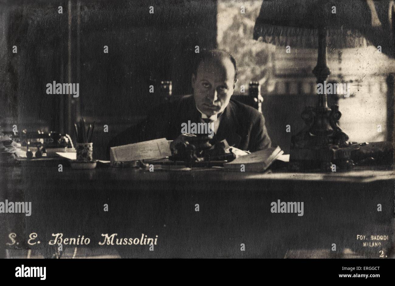 E Benito Mussolini seduto alla sua scrivania. Dittatore italiano e leader del movimento fascista. 1883 - 1945. Il totalitarismo Foto Stock