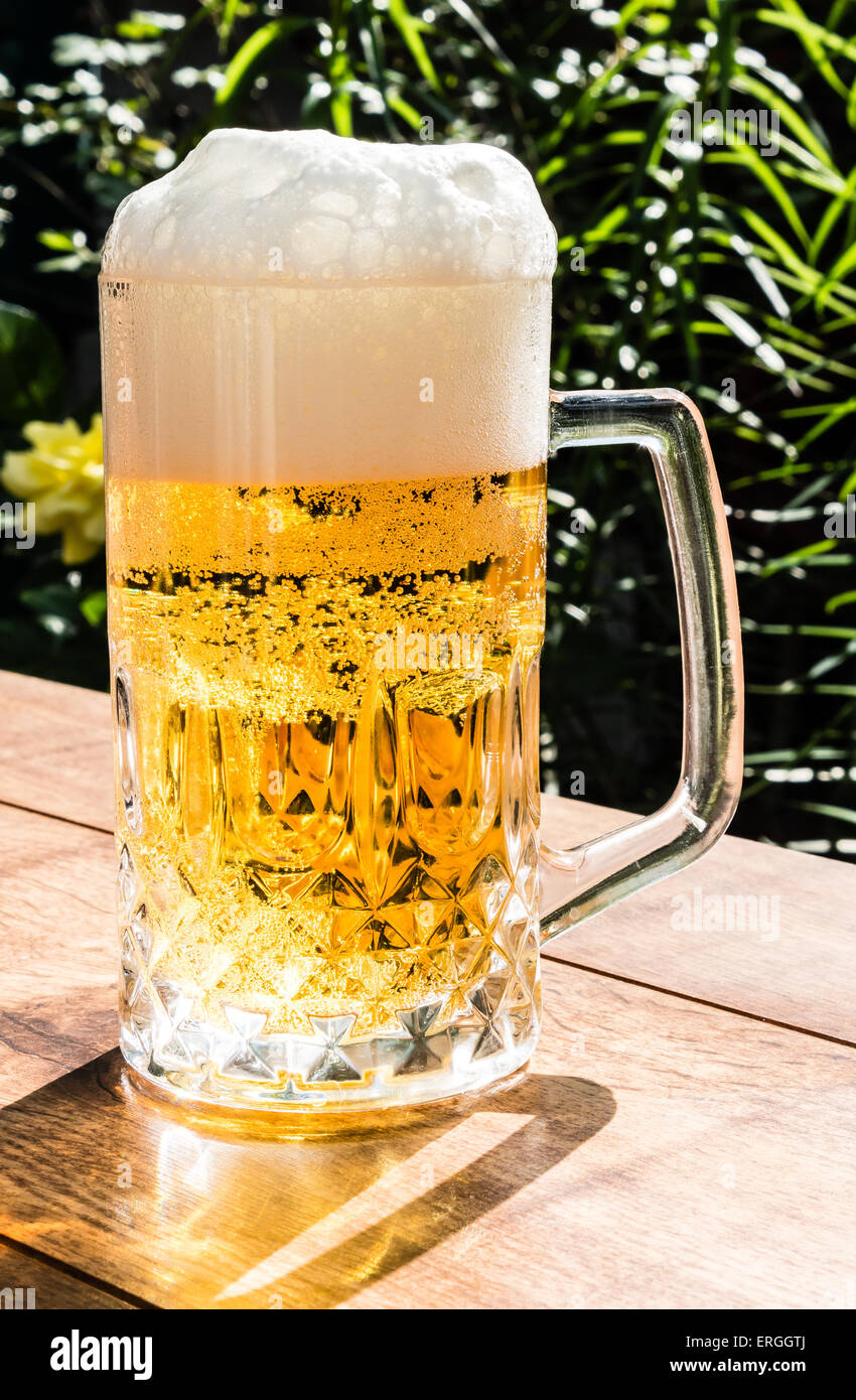 Tazza di vetro con la birra Foto Stock
