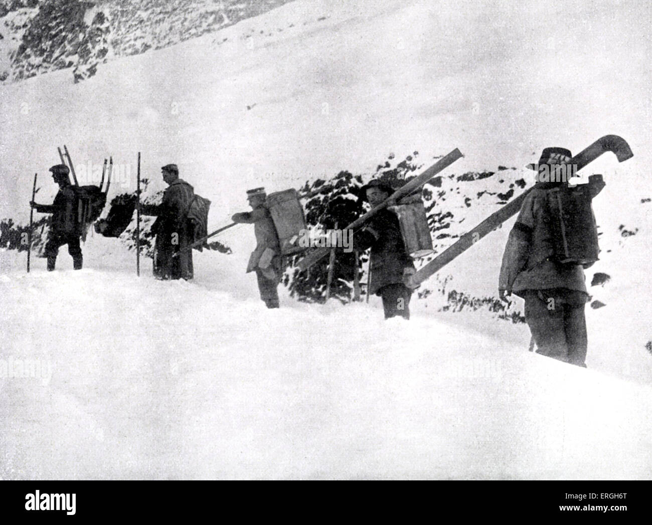 Guerra Mondiale 1: ungheresi unità dei lavoratori nelle Dolomiti Forni di trasporto per i soldati' shelter. La gamma della montagna nel nord- Foto Stock