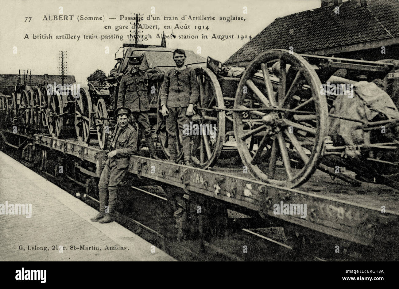 La prima guerra mondiale: Inglese artiglieria treno passa attraverso Albert, Francia, Agosto 1914. Cartolina francese. Didascalia: 'Albert (Somme) : Foto Stock