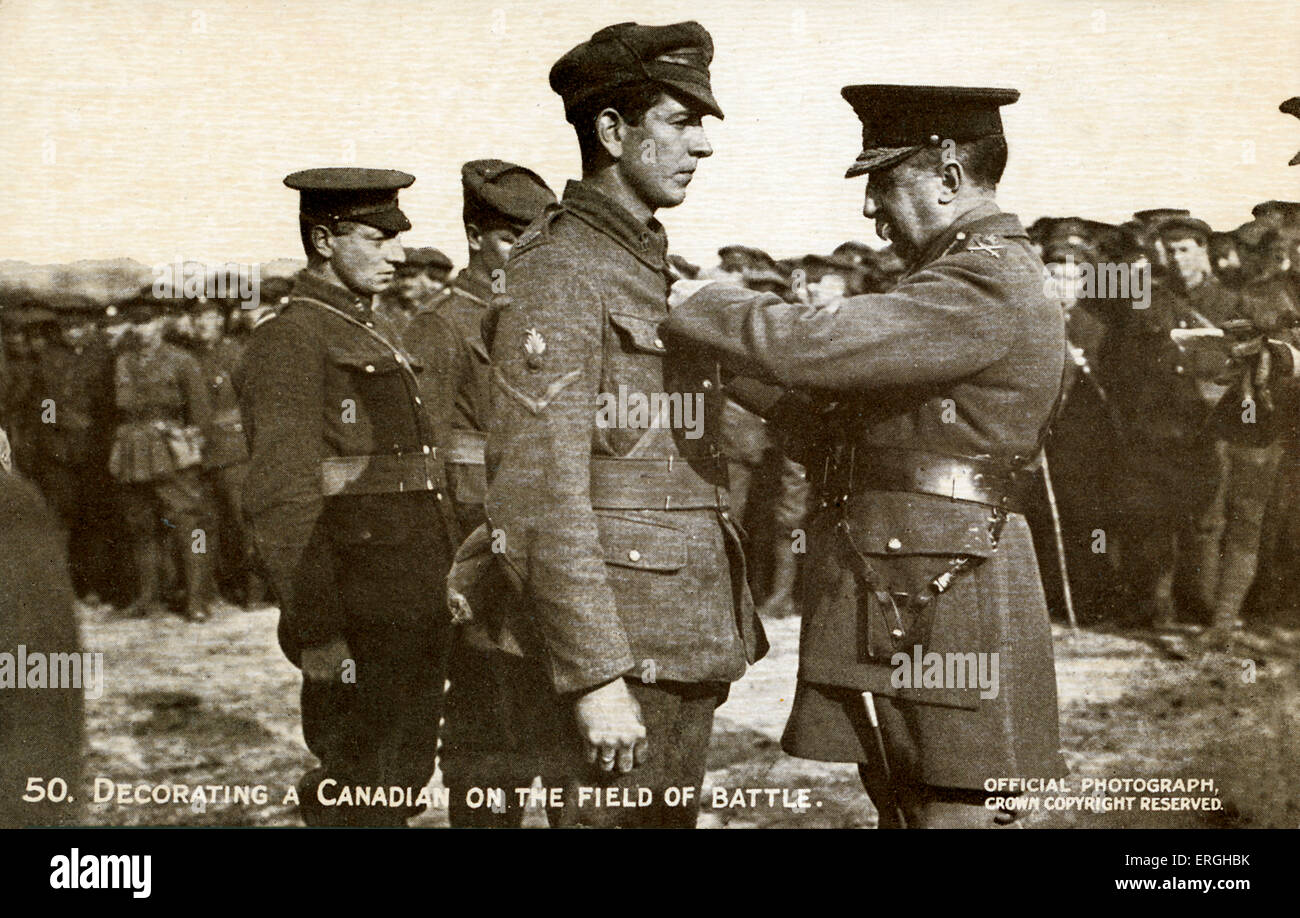 Guerra Mondiale 1: soldato canadese è stato decorato sul campo di battaglia. Ricevere una medaglia di guerra. Funzionario britannico guerra ancora Foto Stock