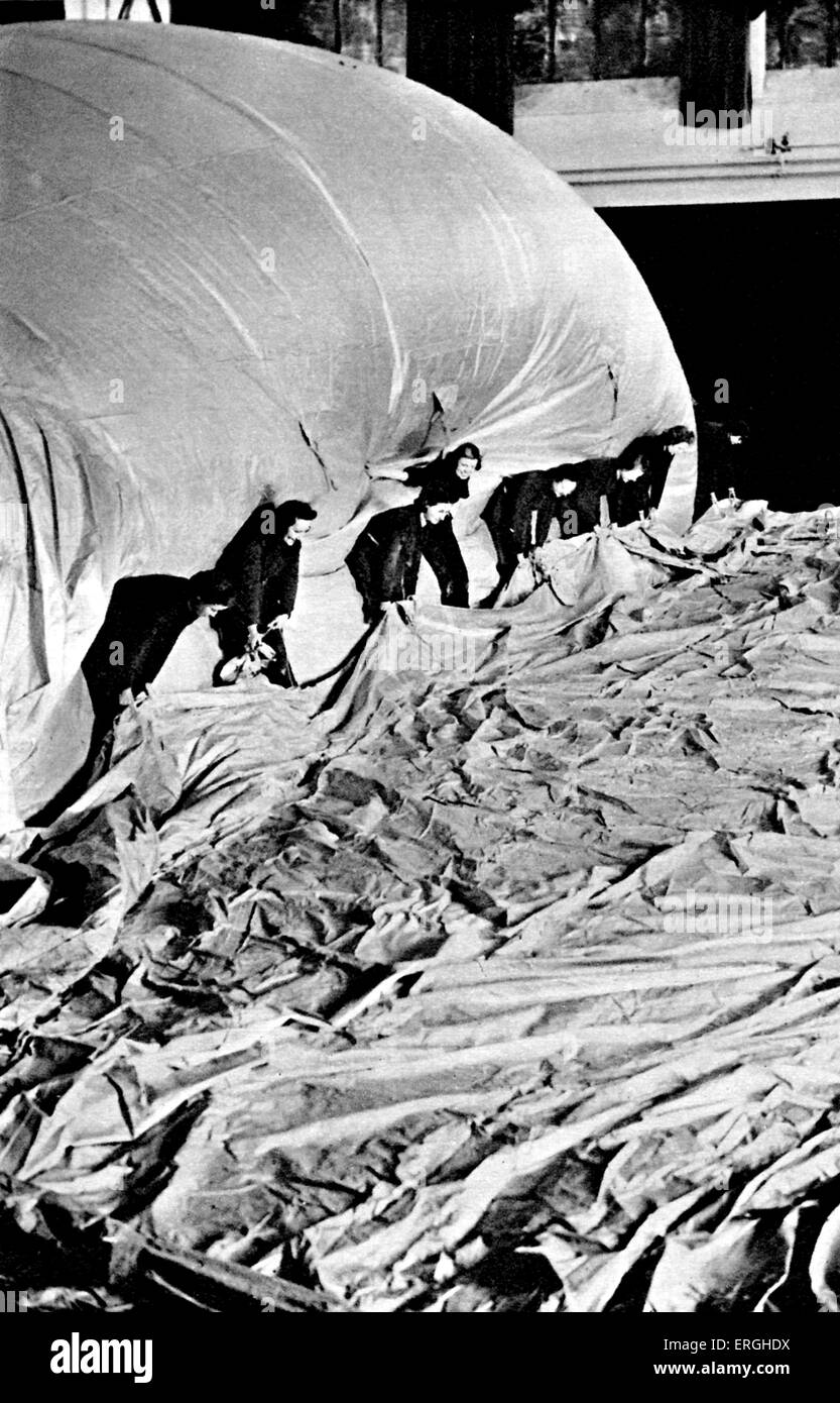 Guerra Mondiale 2: Donne inglesi ausiliario della Air Force. Tessuto a palloncino lavoratori. Femmina divisione ausiliari della Royal Air Force. British cartolina. British cartolina, serie n. 12 Foto Stock