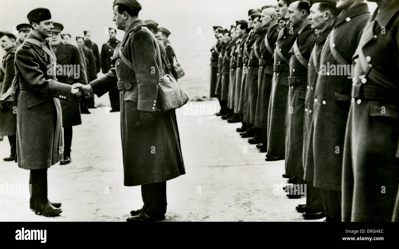 Guerra Mondiale 2: George VI e la RAF in Francia. Didascalia: 'ufficiali e uomini di essere presentata al re quando Sua Maestà ha fatto il suo Foto Stock