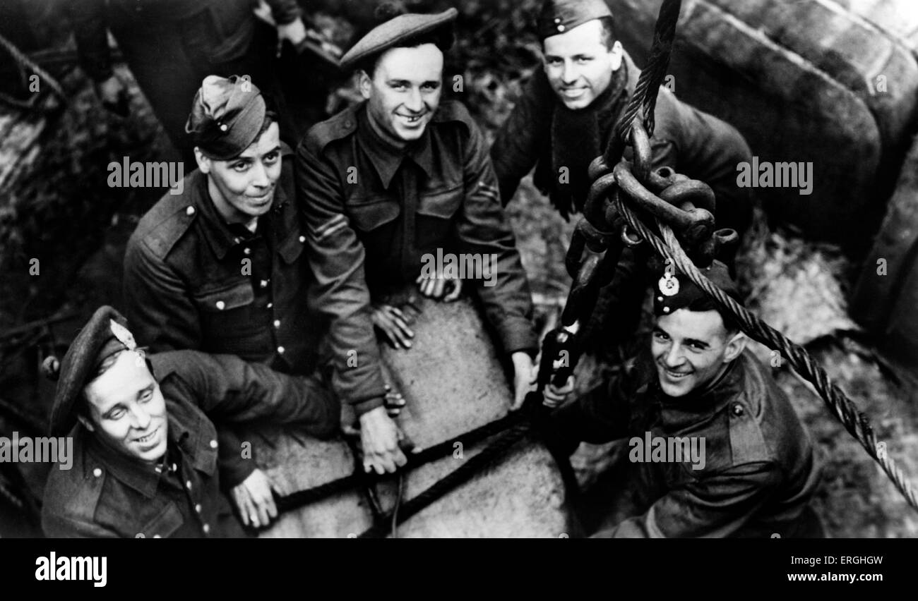 Guerra Mondiale 2: militare ausiliario Pioneer Corps in Francia. Didascalia: 'Men di ausiliari di Pioneer Corps al lavoro. Tutti i tipi sono Foto Stock