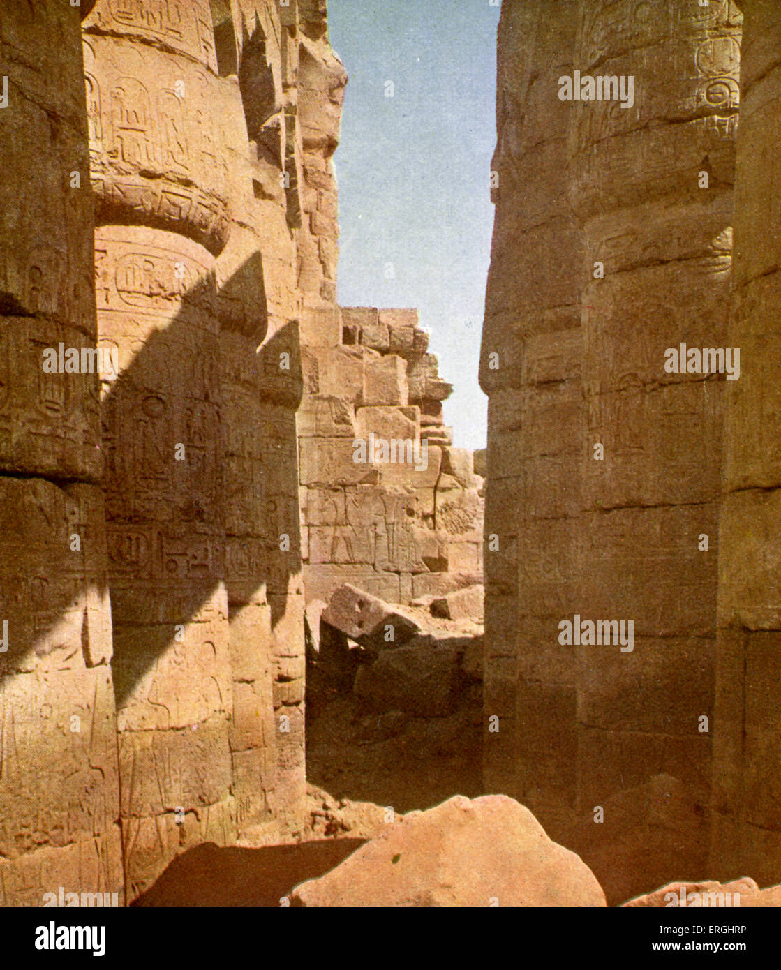 Tempio di Karnak complessa, mix di templi cariati, cappelle, tralicci e di altri edifici, Egitto. Fotografia dal 1923 Prenota. Foto Stock