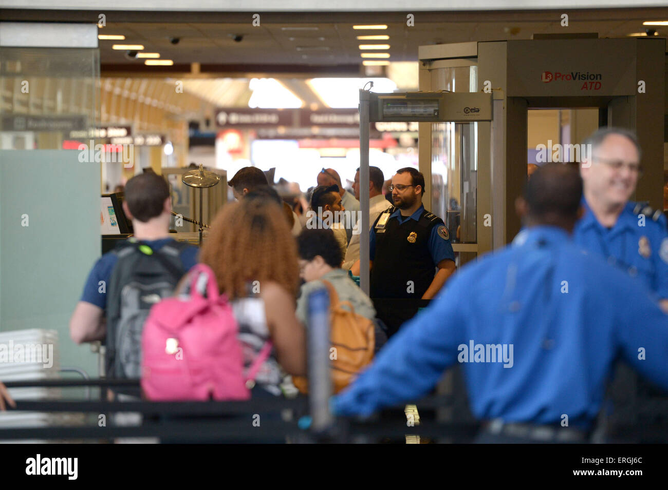 Washington, DC, Stati Uniti d'America. 2 Giugno, 2015. Transportation Security Administration (TSA) membri lavorano a un controllo di sicurezza punto di Ronald Reagon Airport in Washington, DC, Stati Uniti, il 2 giugno 2015. Una recente inchiesta di U.S. Department of Homeland Security (DHS) hanno mostrato che gli agenti DHS in posa come passeggeri erano in grado di ottenere armi, talvolta anche finti esplosivi, attraverso l'aeroporto Processo di screening in 67 fuori di 70 prove, con un incredibile tasso di guasto del 95 percento per la nazione è TSA Officer presso punti di controllo degli aeroporti. © Yin Bogu/Xinhua/Alamy Live News Foto Stock