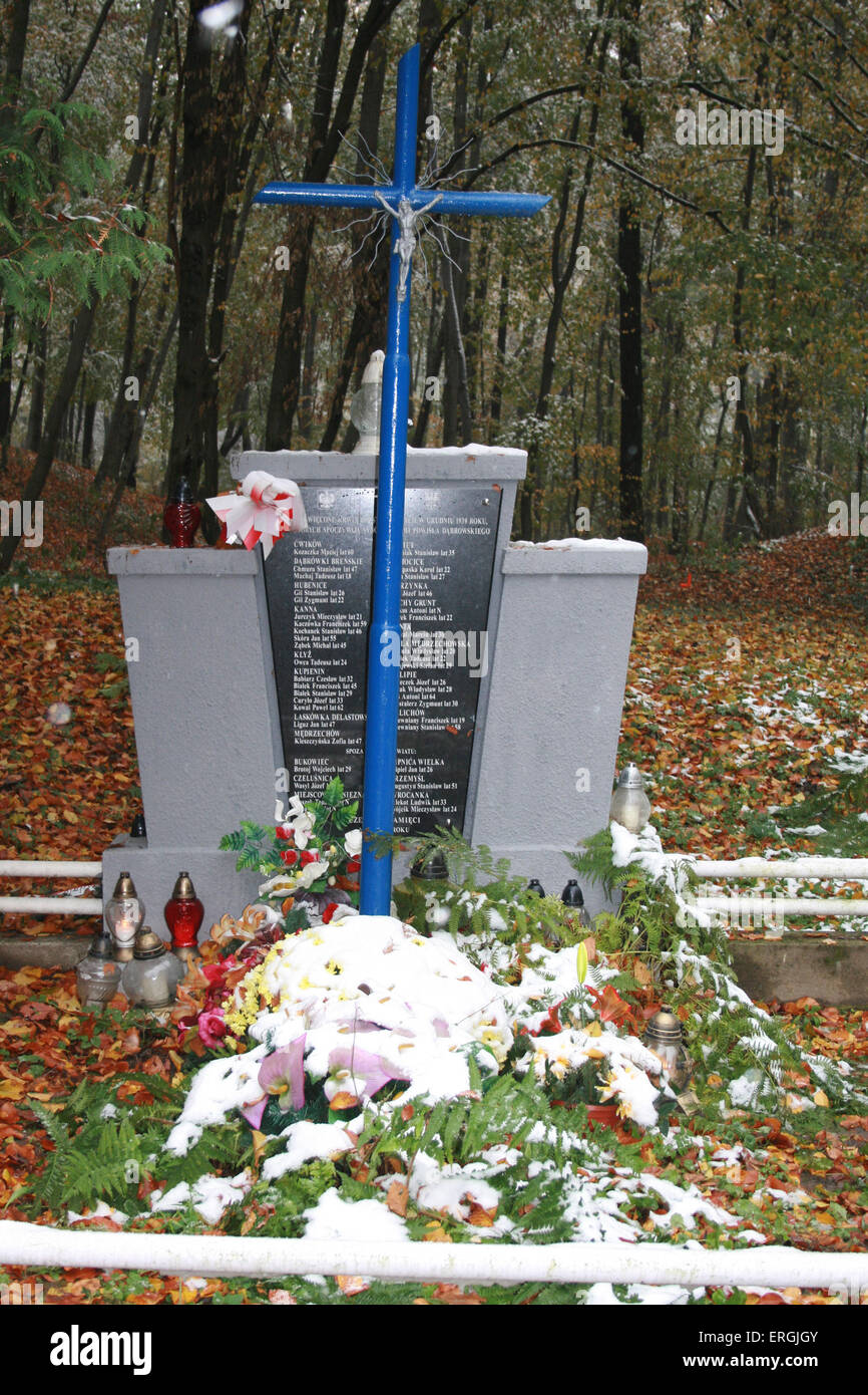 La sepoltura pit delimitate da ringhiere in bianco con croce e ghirlande dove il polacco i cristiani dalla zona di Tarnów sono stati uccisi nel giugno 1942. Essi sono stati eseguiti in box nella foresta di Buczyna vicino Zbylitowska Góra. Foto Stock