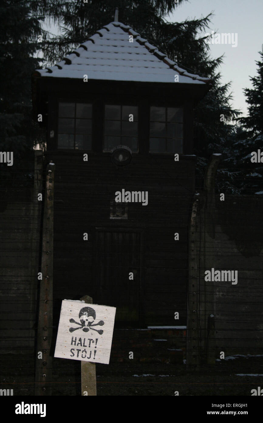 Campo di concentramento nazista di Auschwitz - I, Polonia . Garitta, il filo spinato e nel segno anteriore con il cranio e la lettura crossbones Foto Stock