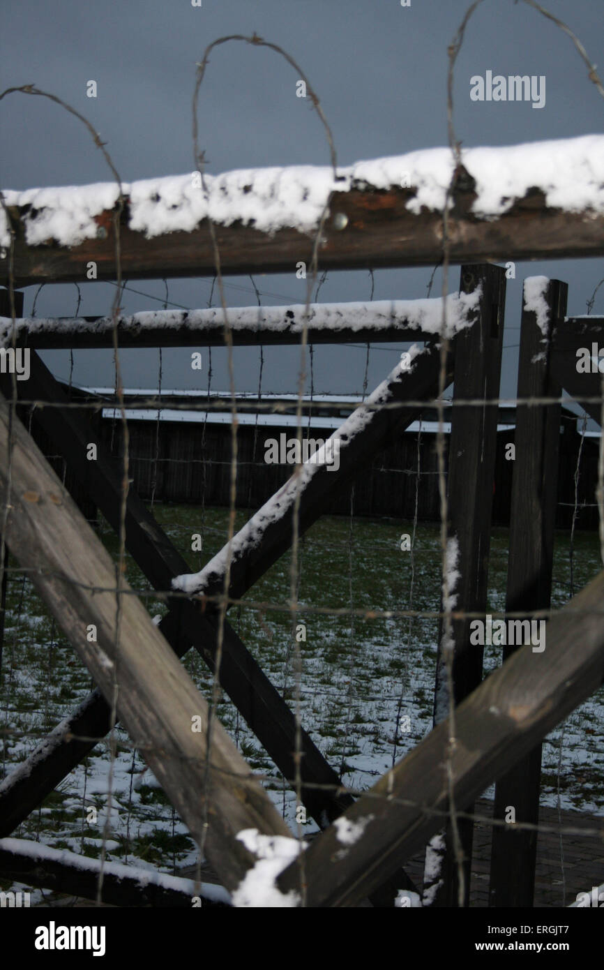Filo spinato recinzioni a Majdanek campo di concentramento, Polonia. Sulla periferia di Lublino. dovuta al rapido progresso delle forze sovietiche nazisti Foto Stock