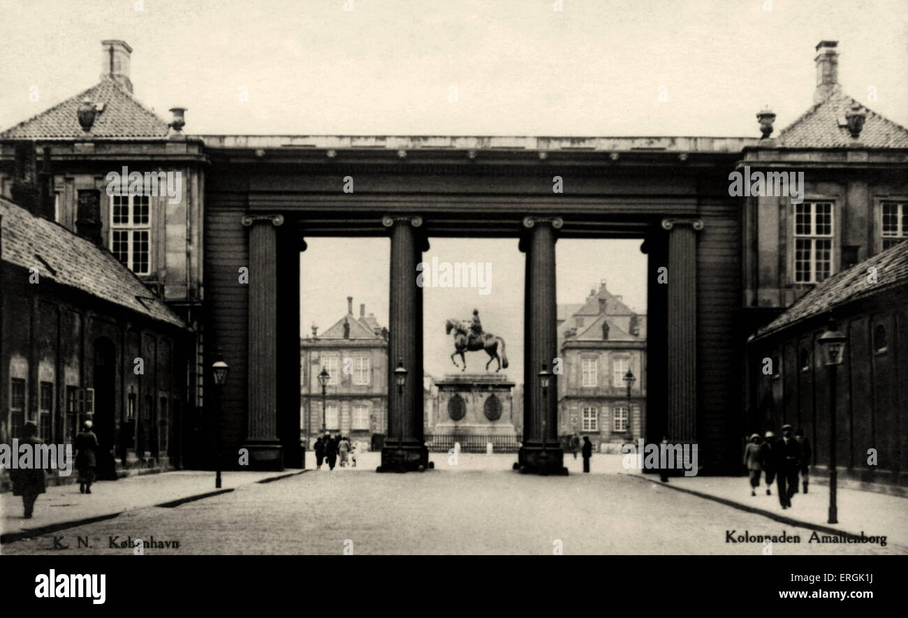 Colonade a Amalienborg, Copenhagen, Danimarca. Della residenza reale danese. Nei primi anni del XX secolo. Mostrato nel centro della piazza la statua equestre di re Federico V, fondatore di Amalienborg. Foto Stock