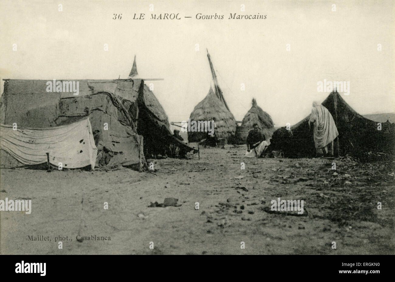 Campo Beduino di al di fuori di Casablanca, Marocco. Foto di Maillet. La didascalia recita: 'Gourbis Marocains' (tende marocchine). Foto Stock
