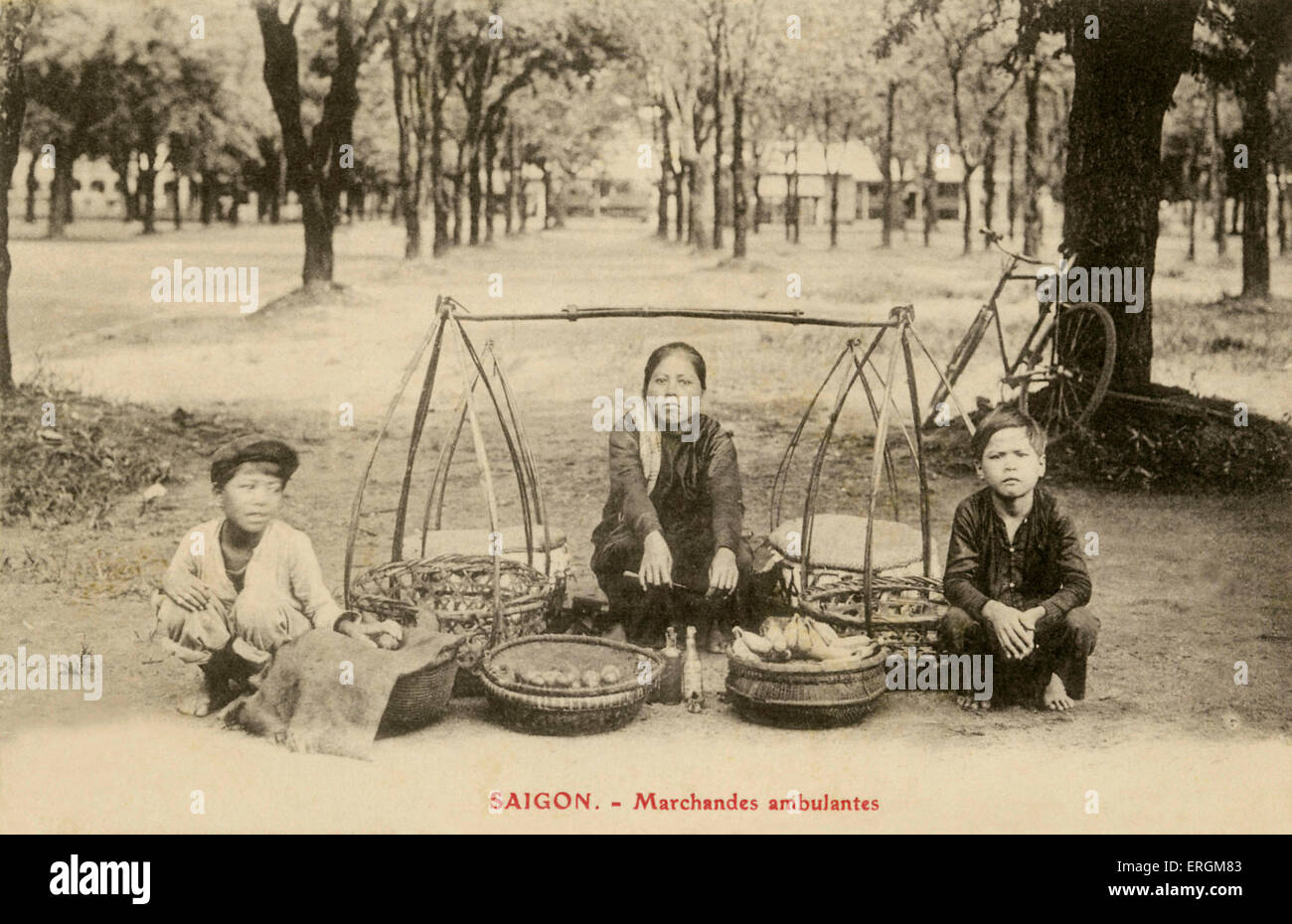 I commercianti ambulanti, a Saigon, Vietnam del Sud (ora Ho Chi Minh City). Cartolina dopo la fotografia del XX secolo. Foto Stock