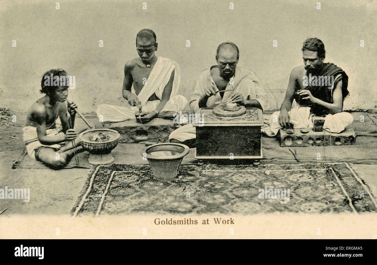 Orafi indiano al lavoro. Fotografia dall inizio del XX secolo. Sulla sinistra un bambino riscalda scorie, nel mezzo, due uomini del lavoro Foto Stock