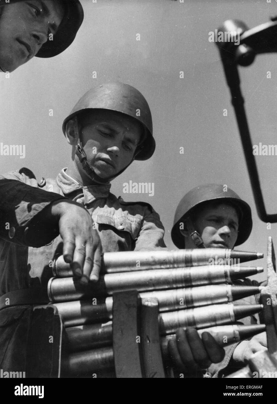 Soldati russi il caricamento di munizioni durante la Seconda Guerra Mondiale, c.1944. Foto Stock