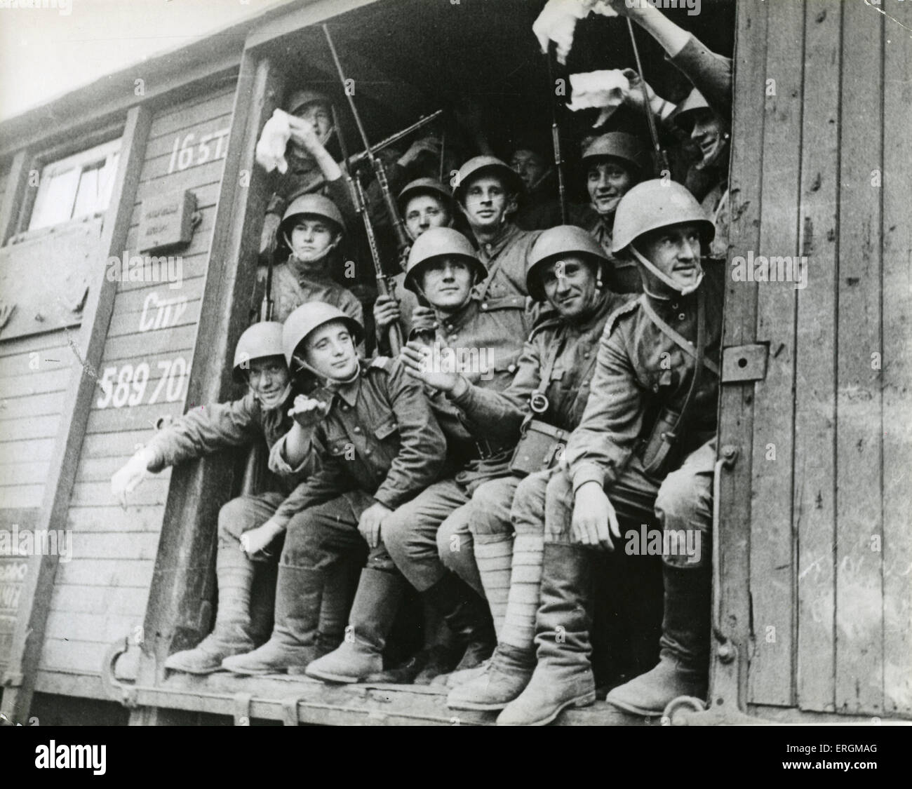 Soldati russi sventolare a bordo di un treno durante la Seconda Guerra Mondiale, c.1944. Foto Stock