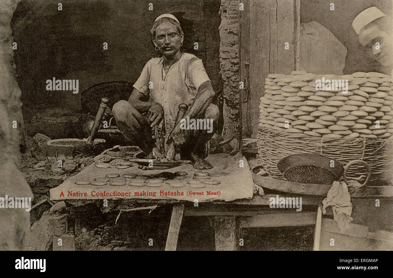 Indian dolciumi venditore. Fotografia dall inizio del XX secolo. La didascalia recita: 'Un nativo di una pasticceria rendendo Batasha (dolce carne)'. Foto Stock