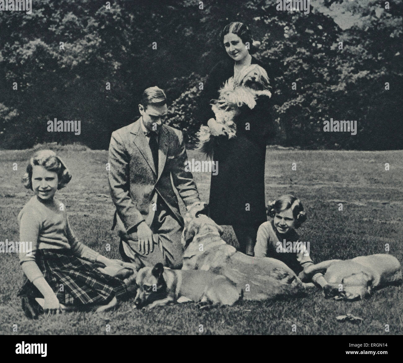 George VI con la regina consorte Elisabetta e principesse Elizabeth (sinistra) e Margaret con il Tibetano Lion i cani e i gatti e corgis, c. 1937. Royal Lodge di Windsor. Foto Stock