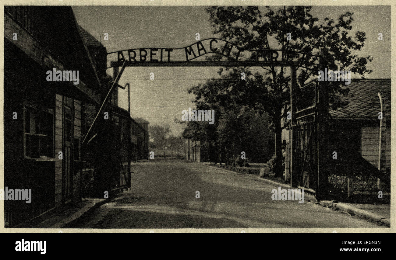Auschwitz I campo di concentramento cartolina - Vista del cartello in metallo la lettura "Arbeit Mach Frei" - lavoro vi rende liberi. Didascalia Foto Stock