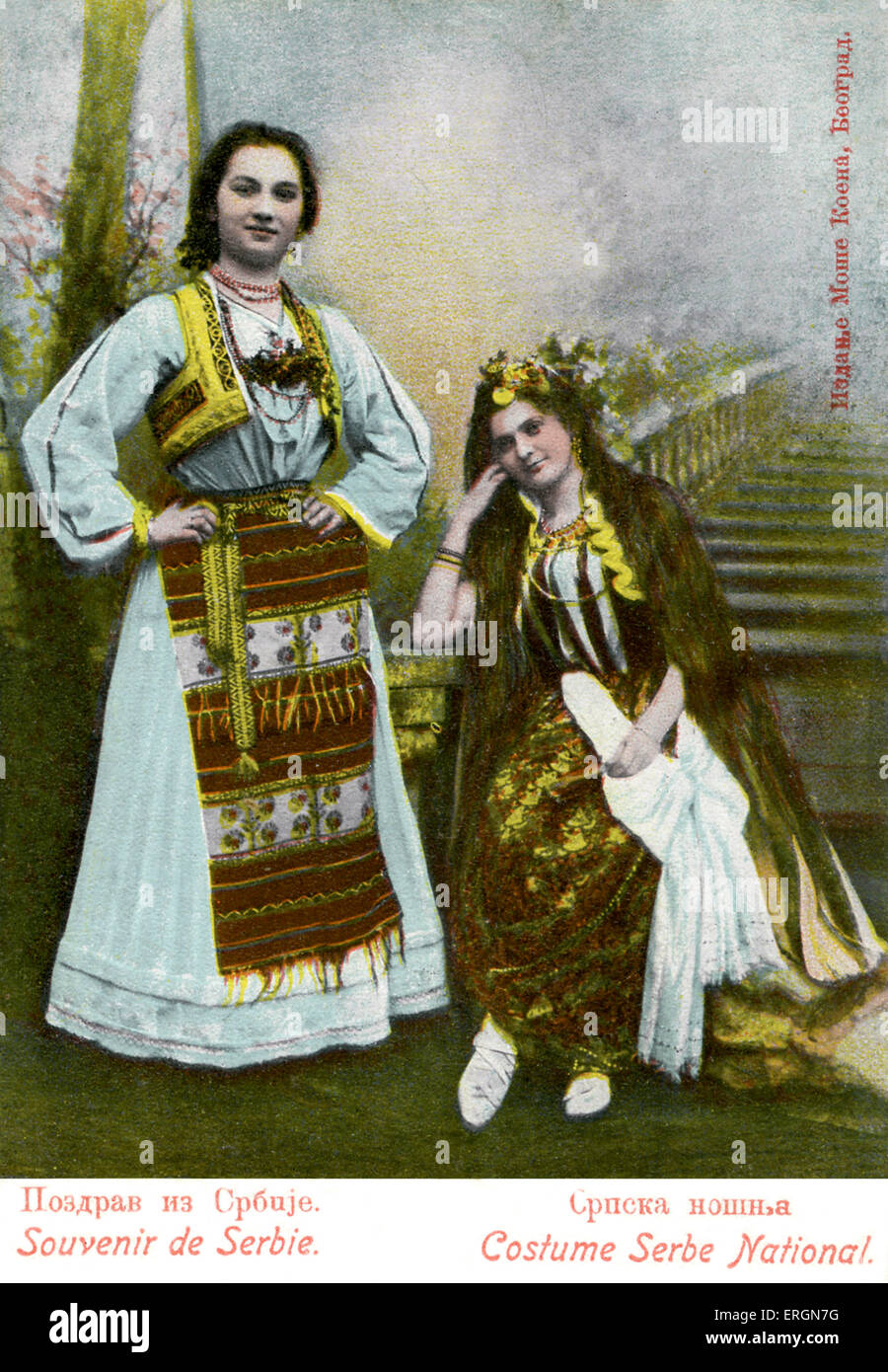 Donne serbe nazionale in costume tradizionale. La didascalia recita: Souvenir de Serbie; costume nazionale serba". Foto Stock