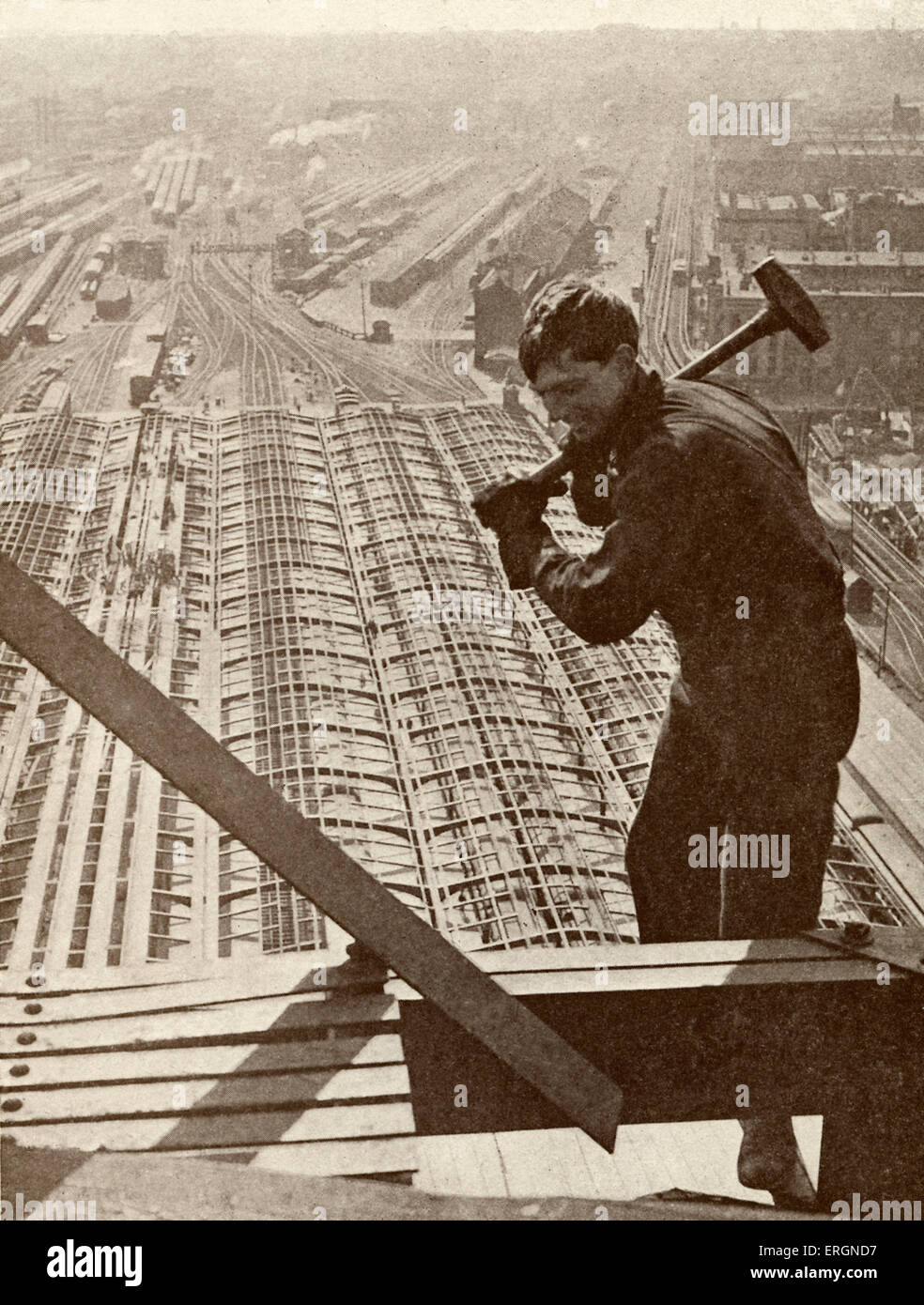Lavoratore sul patibolo -didascalia recita "a lavoro sul telaio di un alto e moderno edificio.". Foto Stock